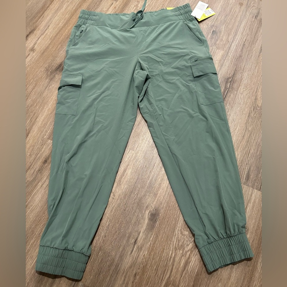 NWT women’s XL cargo pants. All in motion.